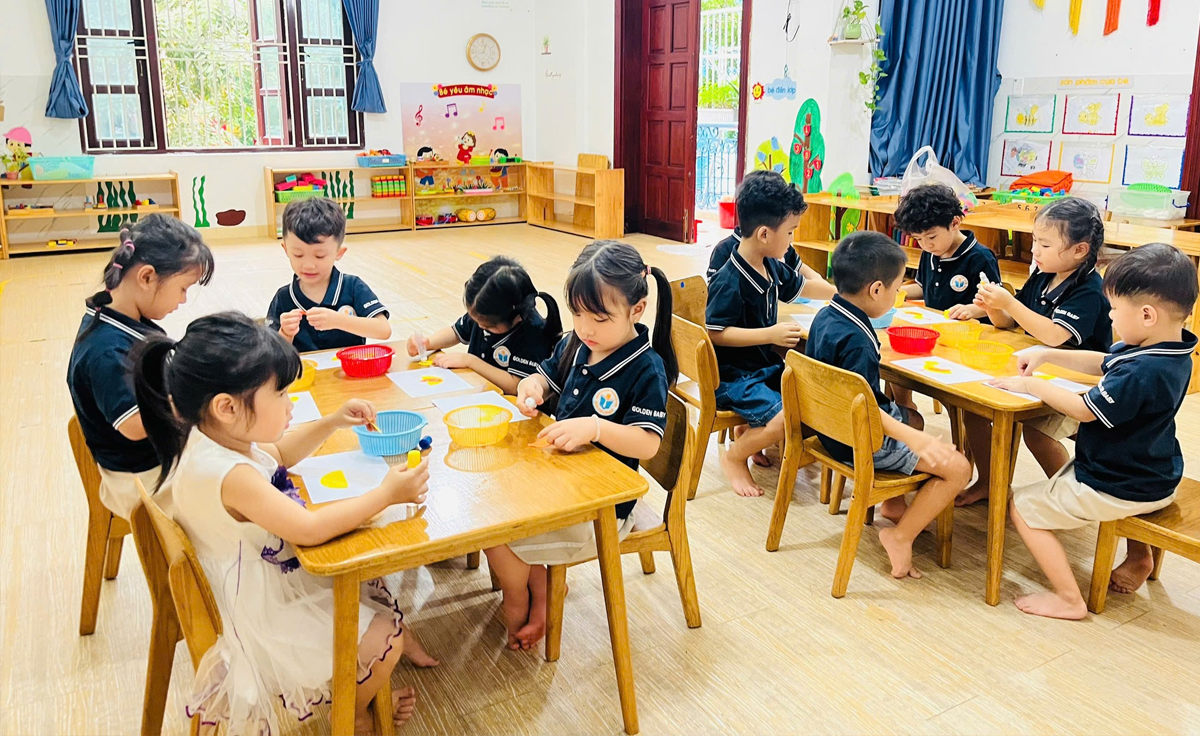 Lớp học Montessori tại Bé Vàng với các bé đang làm hoạt động thủ công
