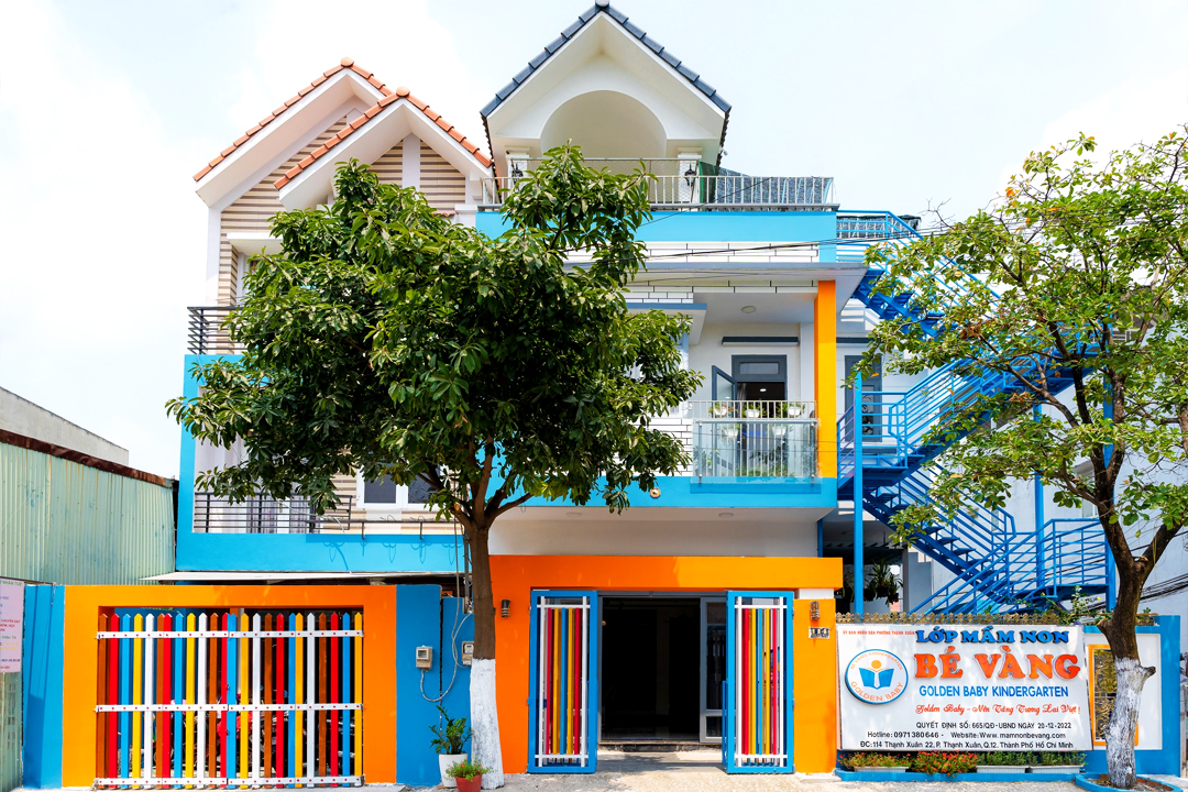 Cơ sở Trường Mầm Non Bé Vàng với mặt tiền màu xanh và cam rực rỡ